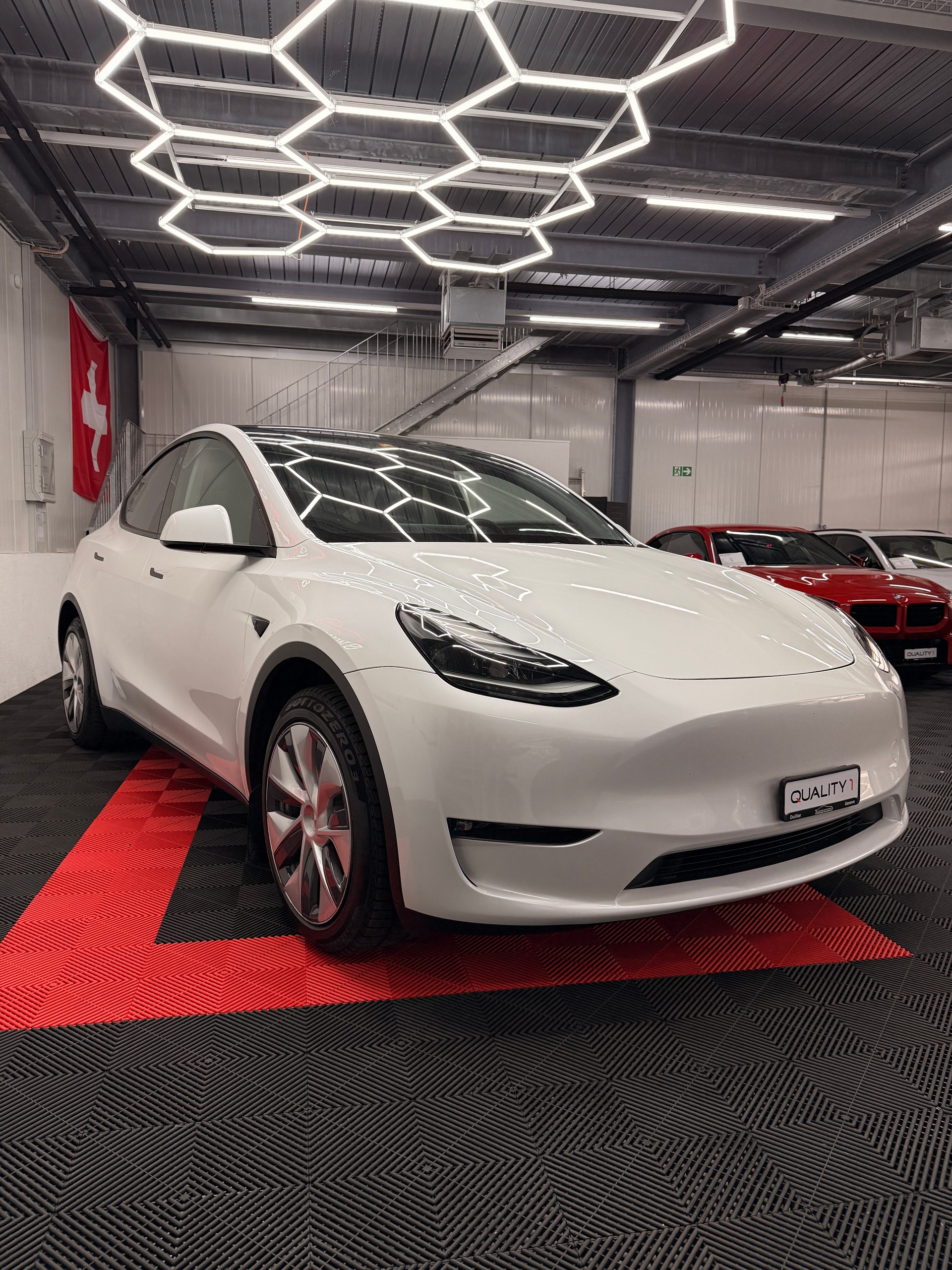 TESLA Model Y Long Range-showroom-element-3