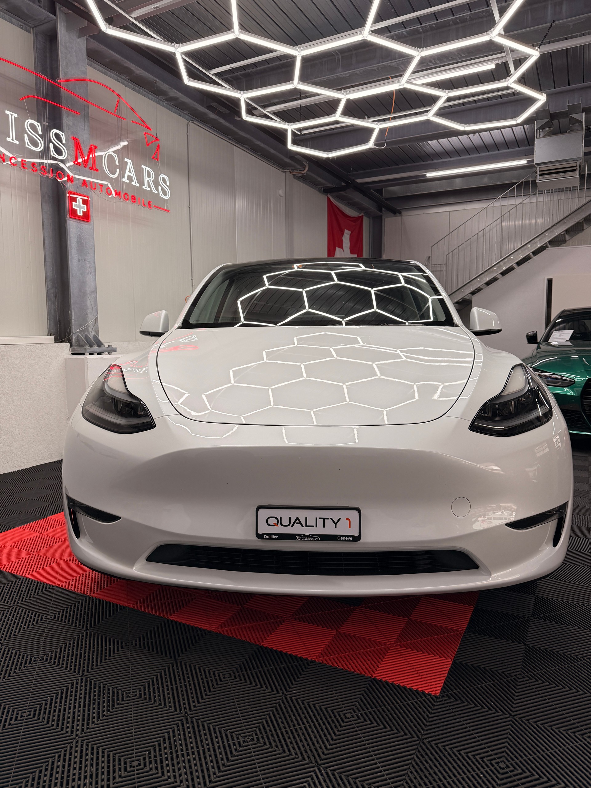 TESLA Model Y Long Range-showroom-element-1