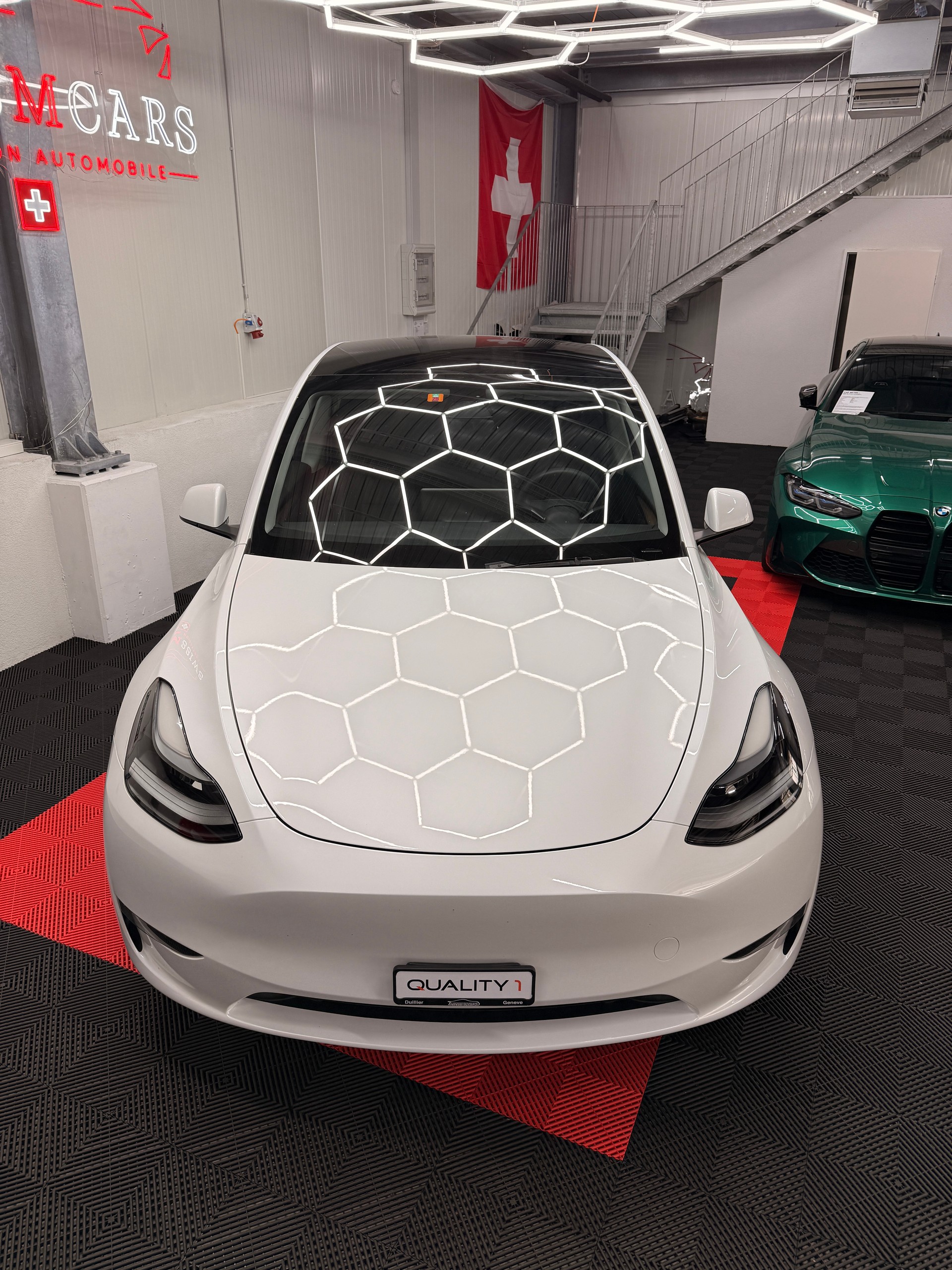 TESLA Model Y Long Range-showroom-element-2