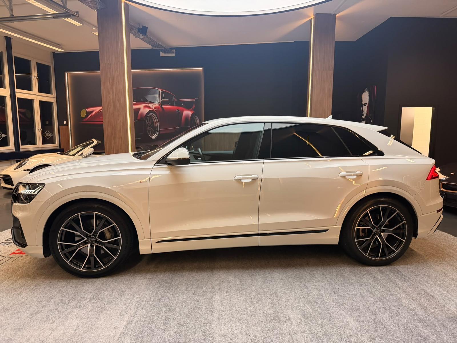 AUDI Q8 3.0 55 TFSI quattro T-Tronic-showroom-element-3