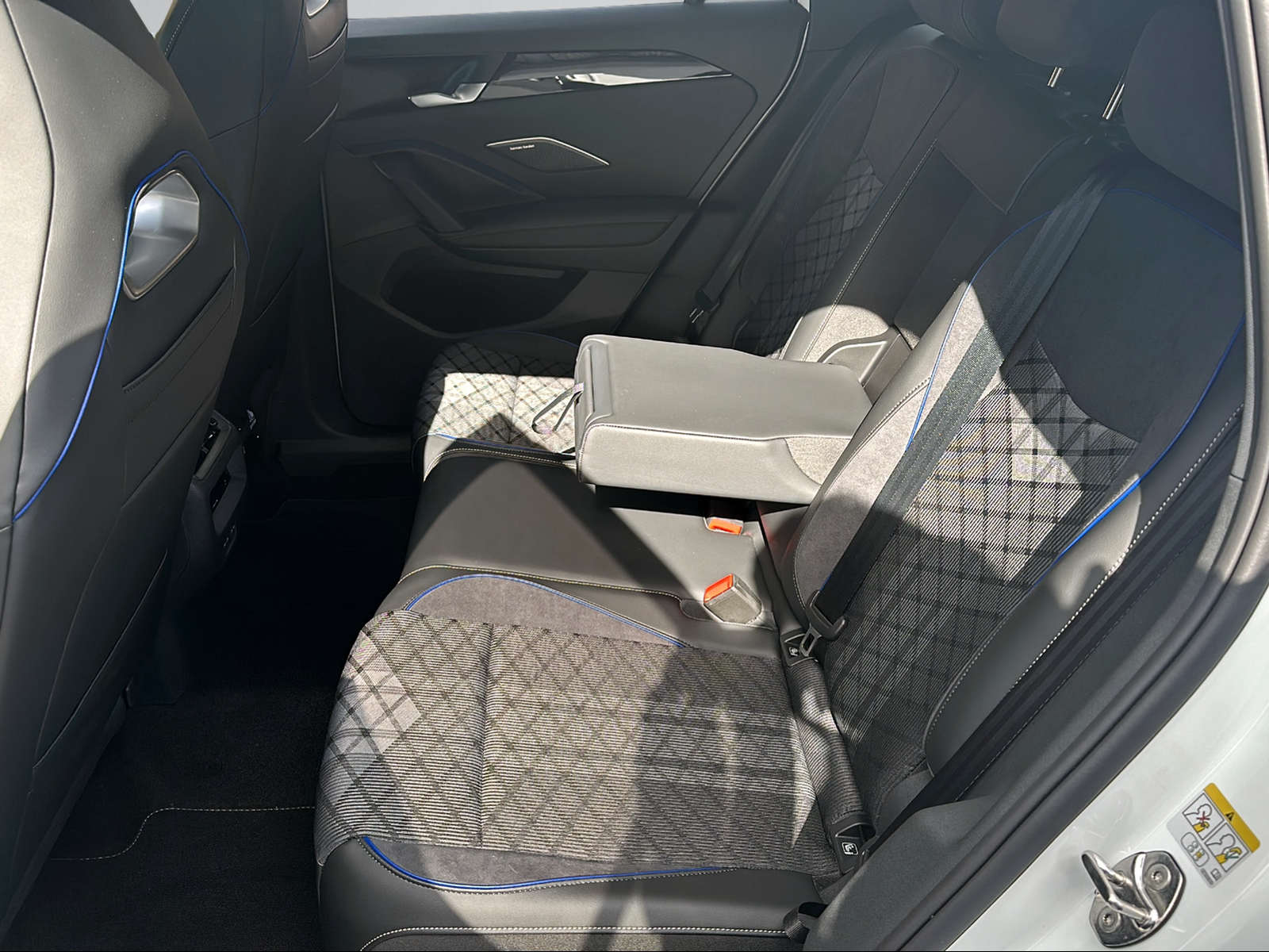 VW Tiguan 2.0 TDI SCR R-Line 4Motion DSG-image-8