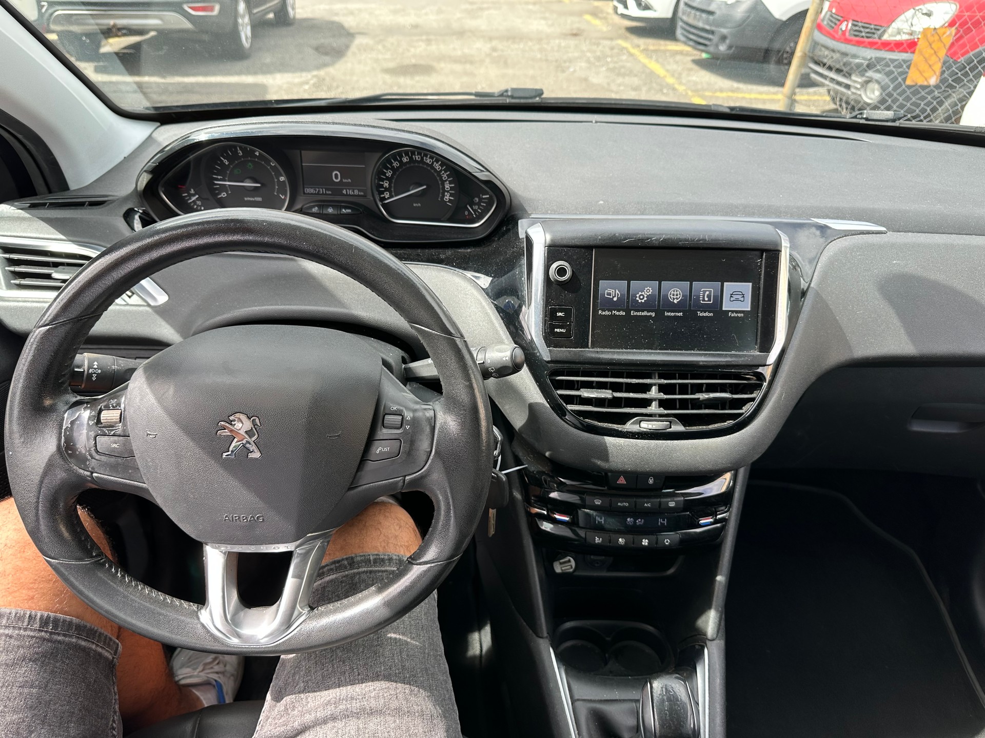 PEUGEOT 208 1.2 THP Allure-image-7
