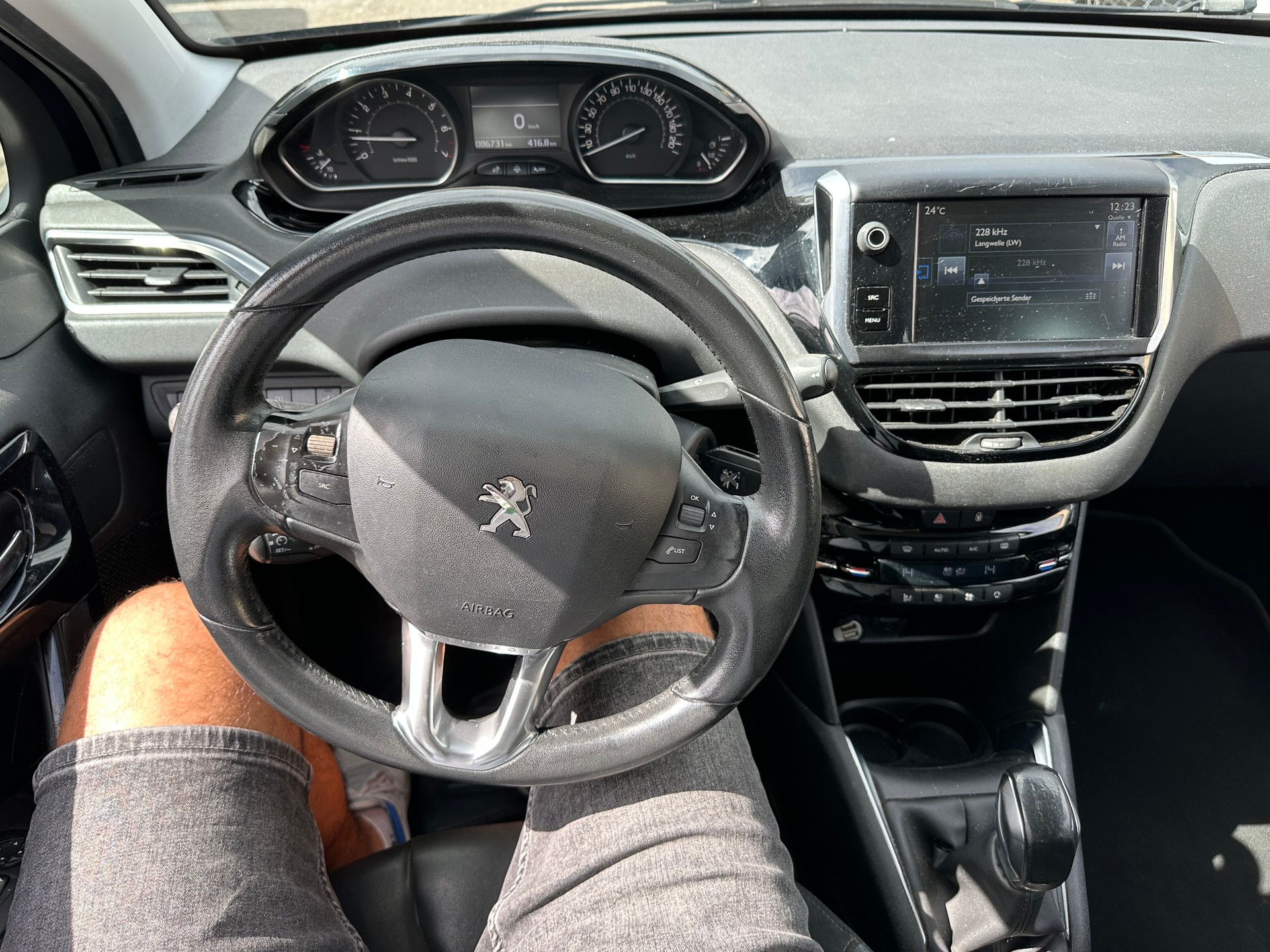 PEUGEOT 208 1.2 THP Allure-image-8