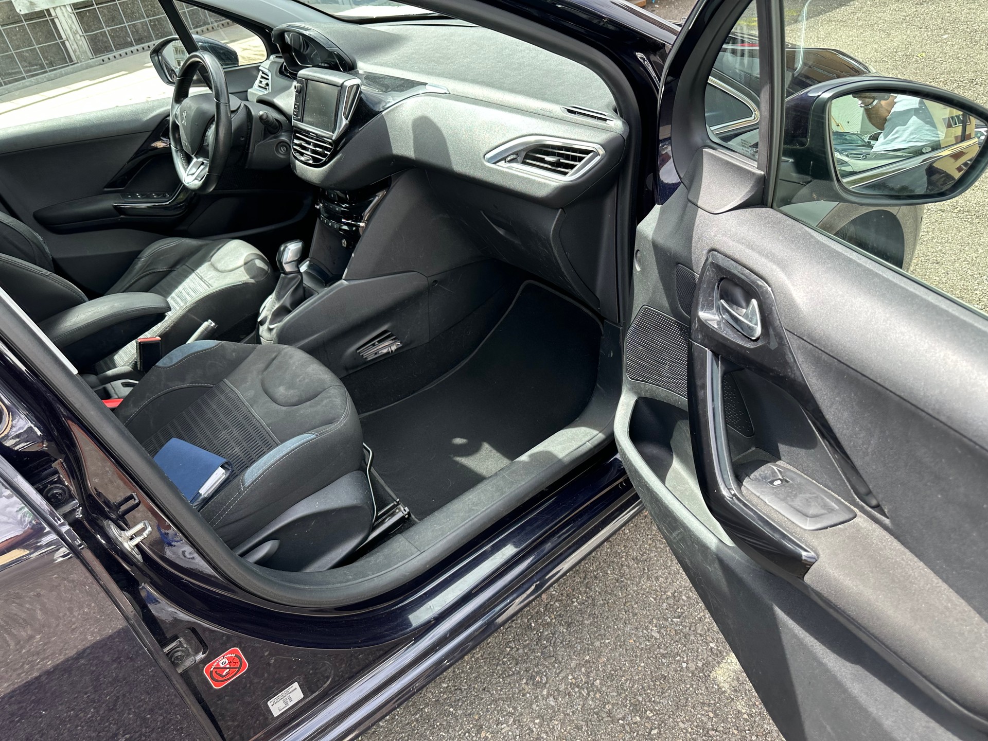PEUGEOT 208 1.2 THP Allure-image-4