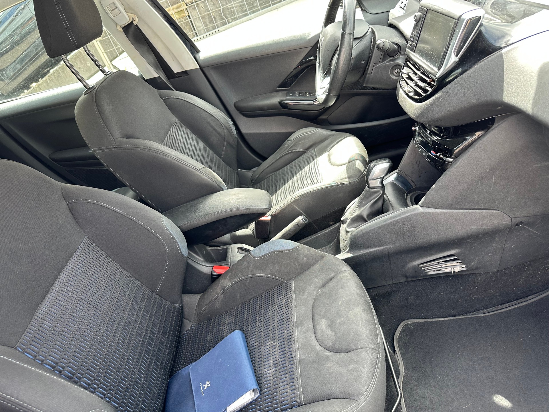 PEUGEOT 208 1.2 THP Allure-image-5