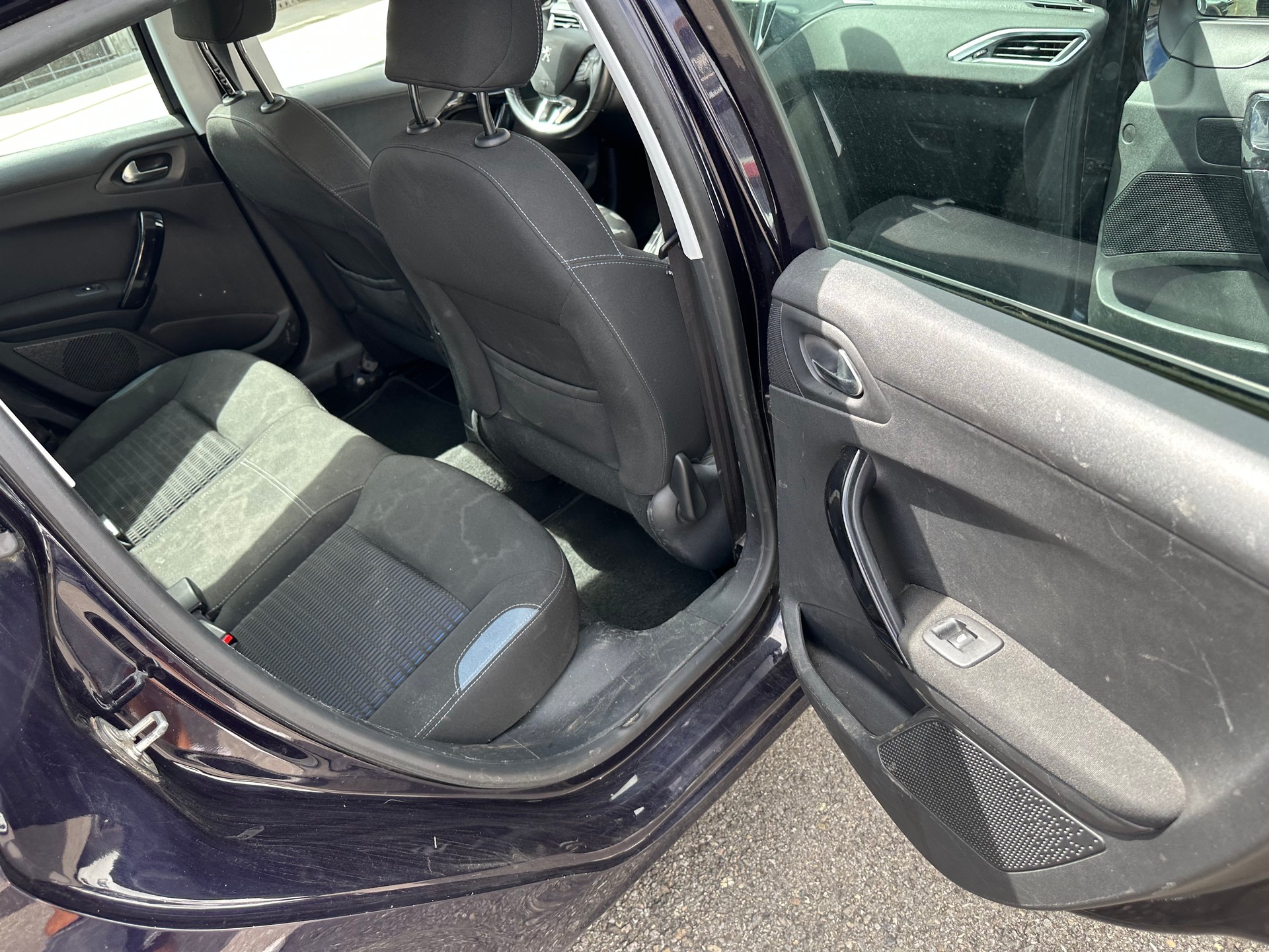 PEUGEOT 208 1.2 THP Allure-image-11