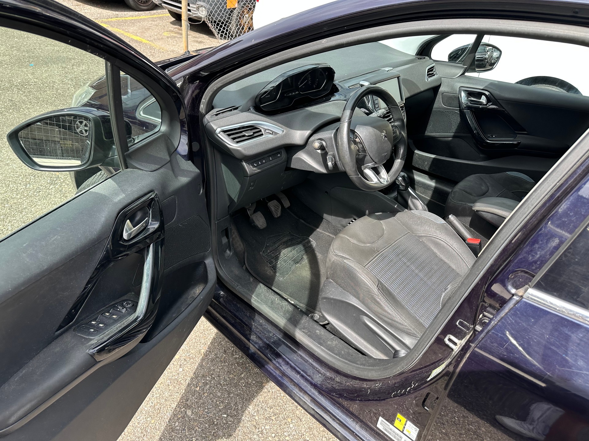 PEUGEOT 208 1.2 THP Allure-image-6