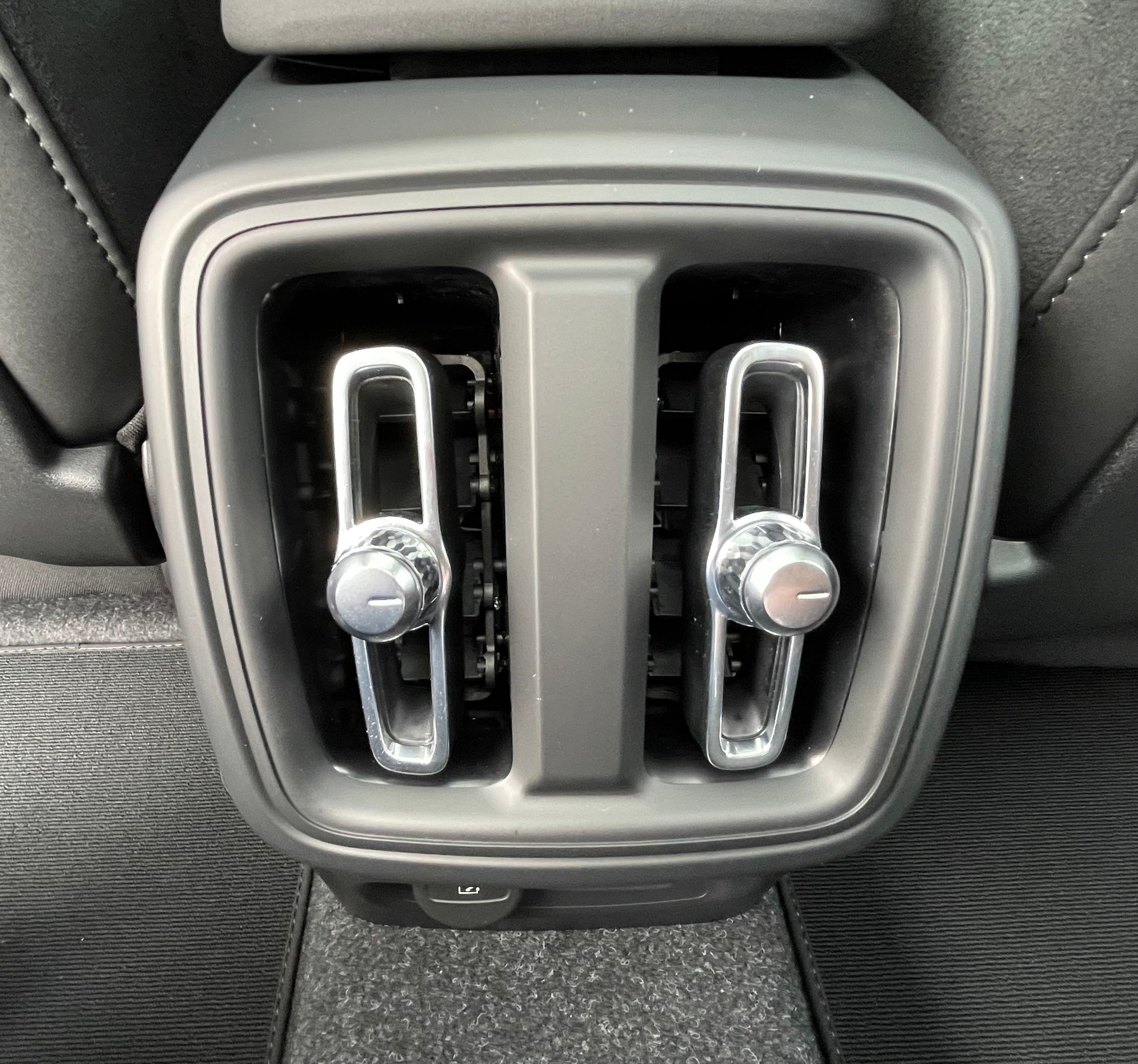 VOLVO EX40 Twin Ultra AWD-image-11