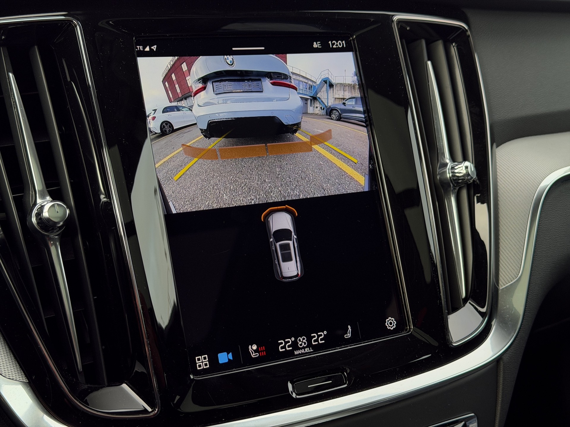 VOLVO V60 B4 Plus Dark DCT-image-14