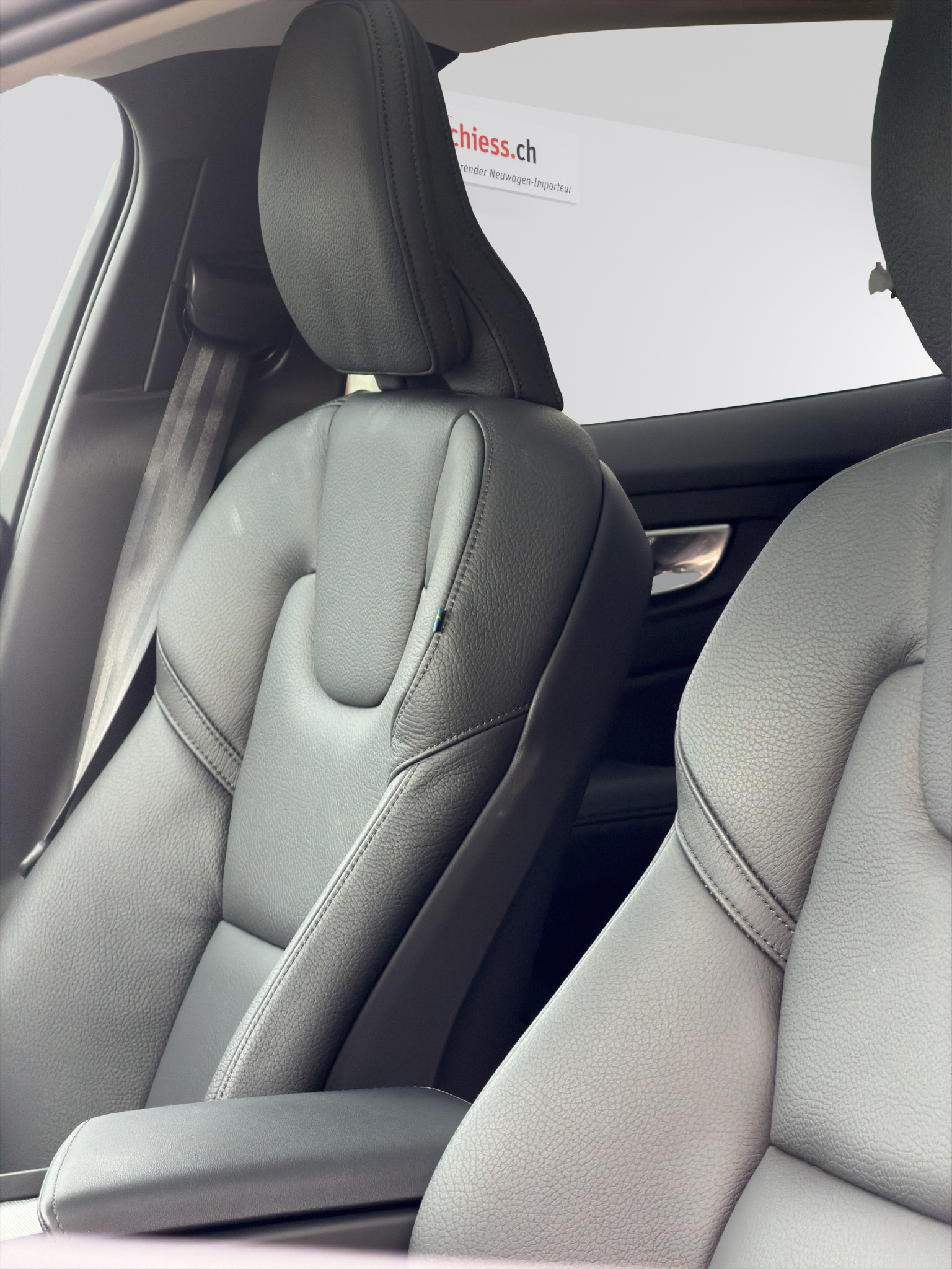 VOLVO V60 B4 Plus Dark DCT-image-6
