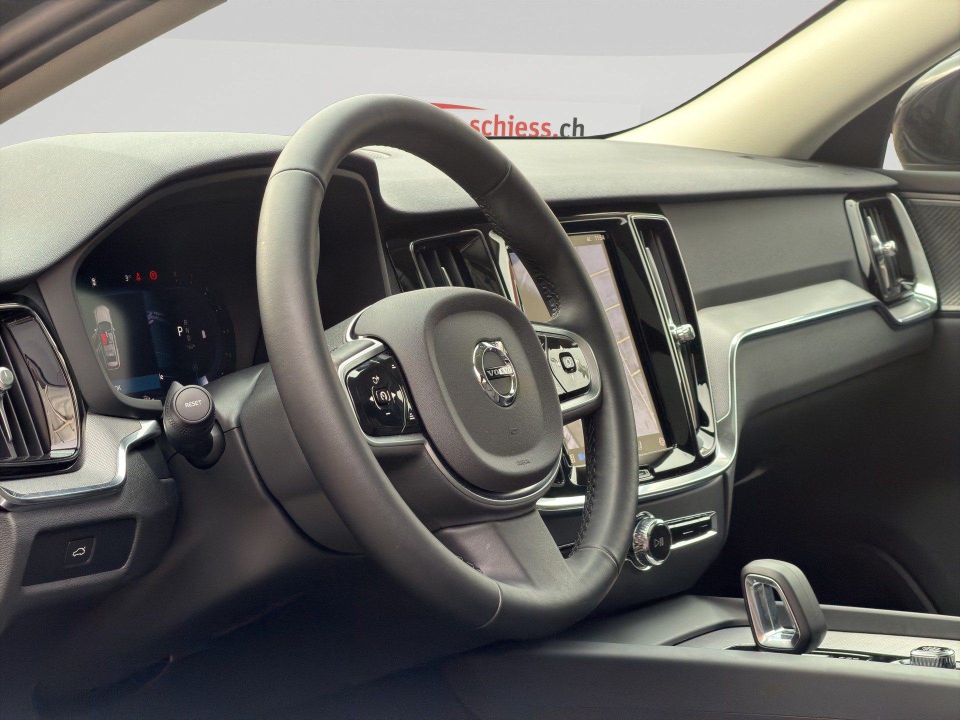 VOLVO V60 B4 Plus Dark DCT-image-4