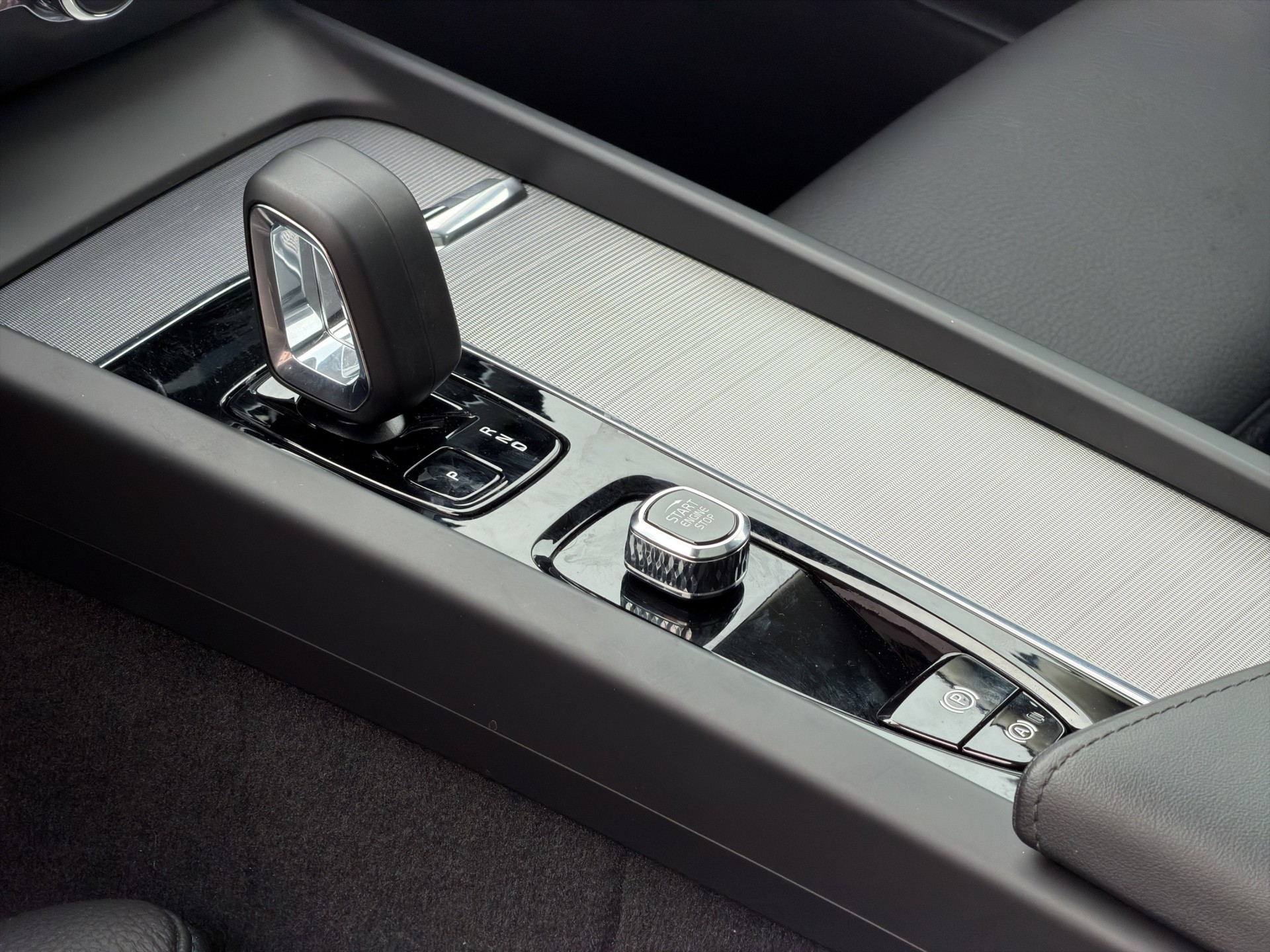 VOLVO V60 B4 Plus Dark DCT-image-11