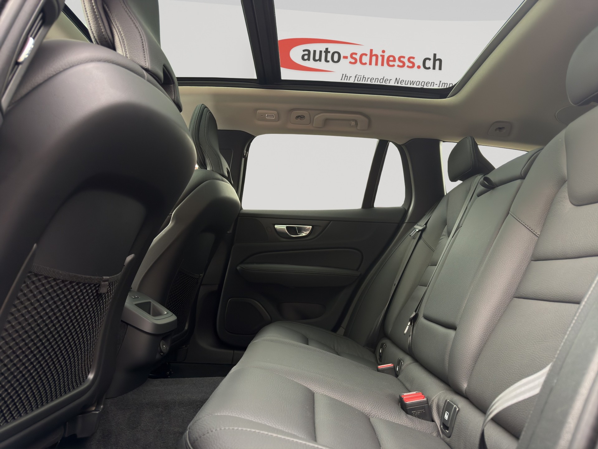 VOLVO V60 B4 Plus Dark DCT-image-7
