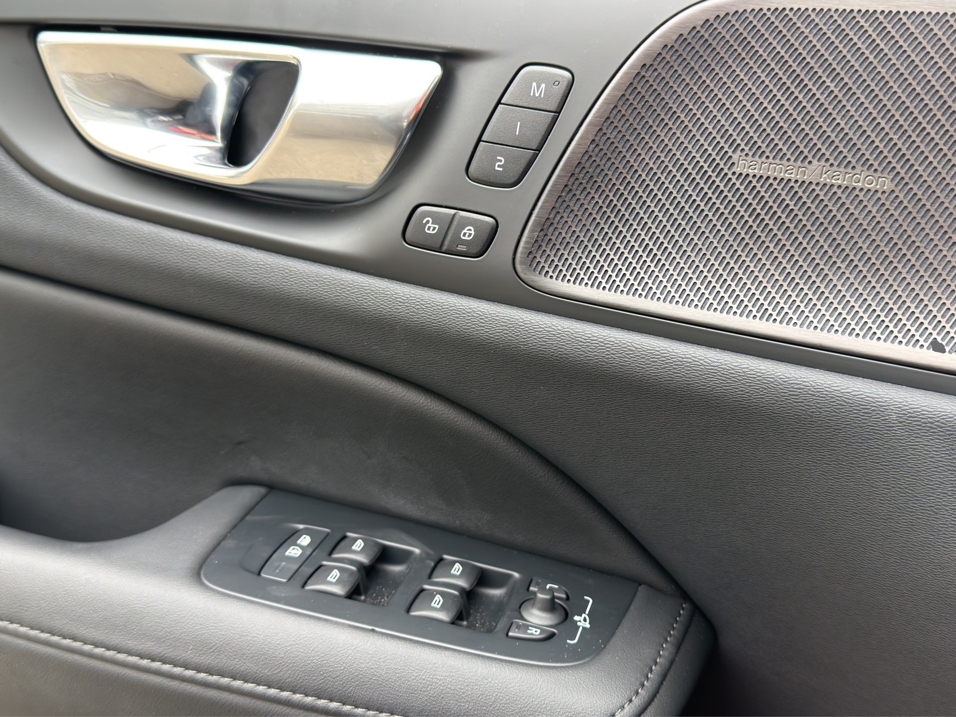 VOLVO V60 B4 Plus Dark DCT-image-9