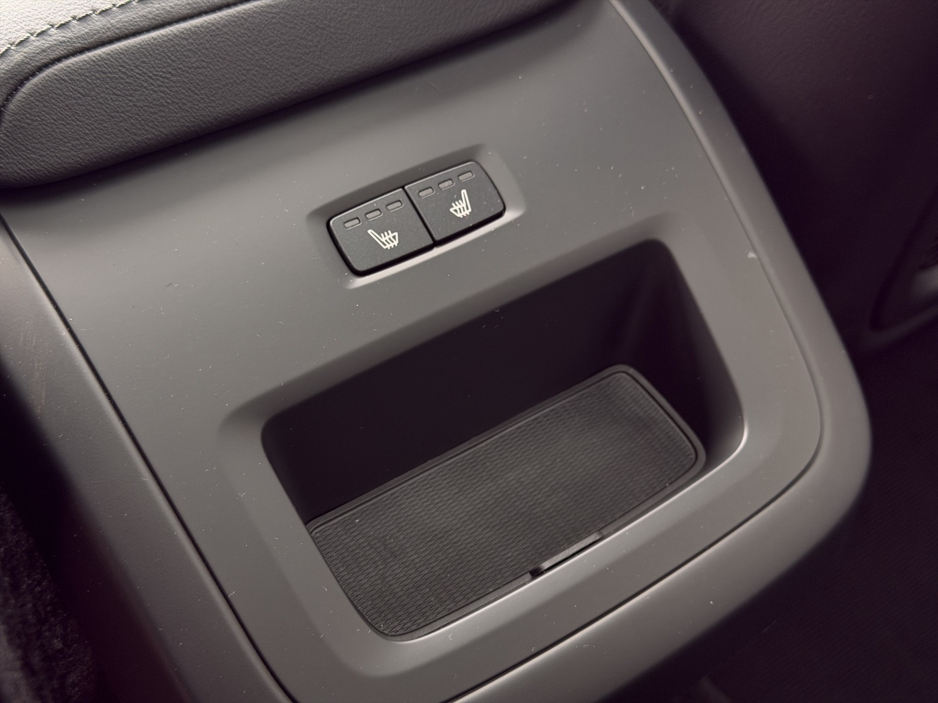 VOLVO V60 B4 Plus Dark DCT-image-17