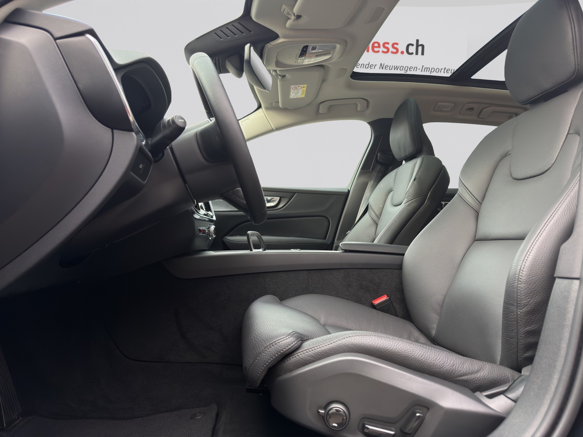 VOLVO V60 B4 Plus Dark DCT-image-5