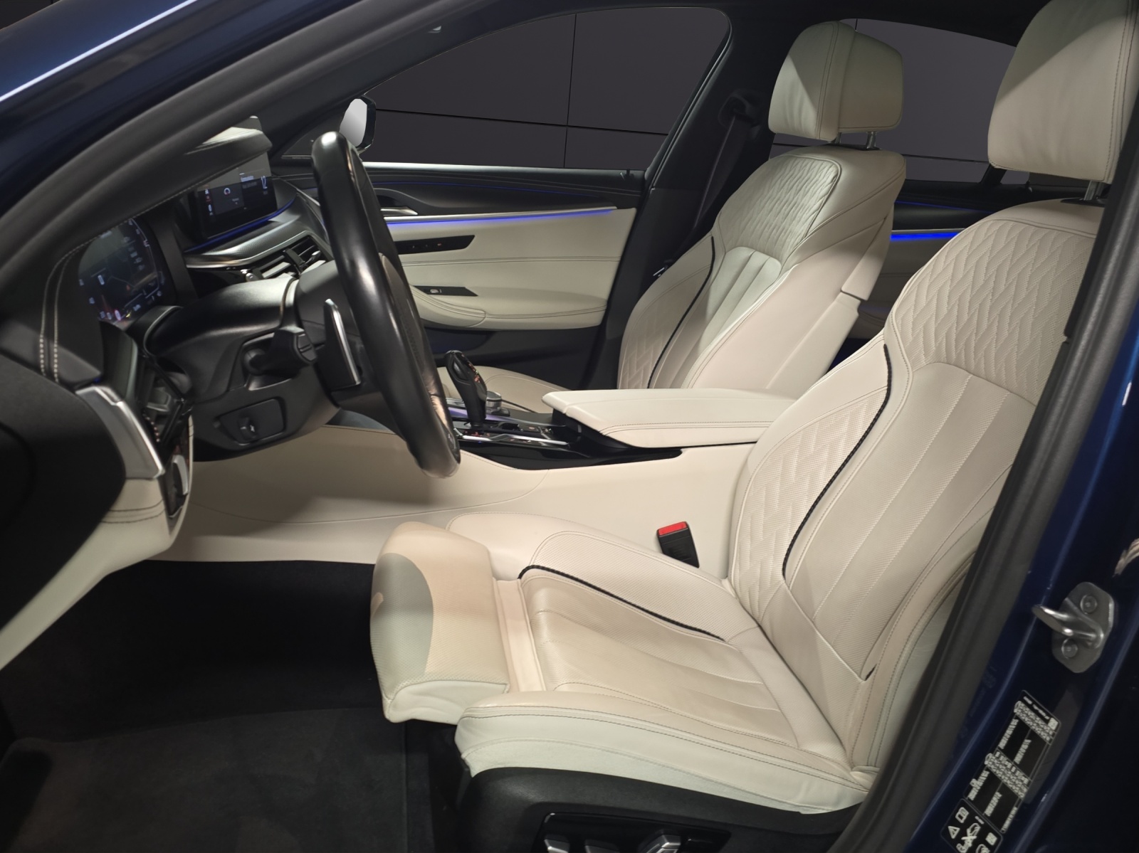 BMW M550i xDrive Steptronic CH-Fahrzeug-image-8