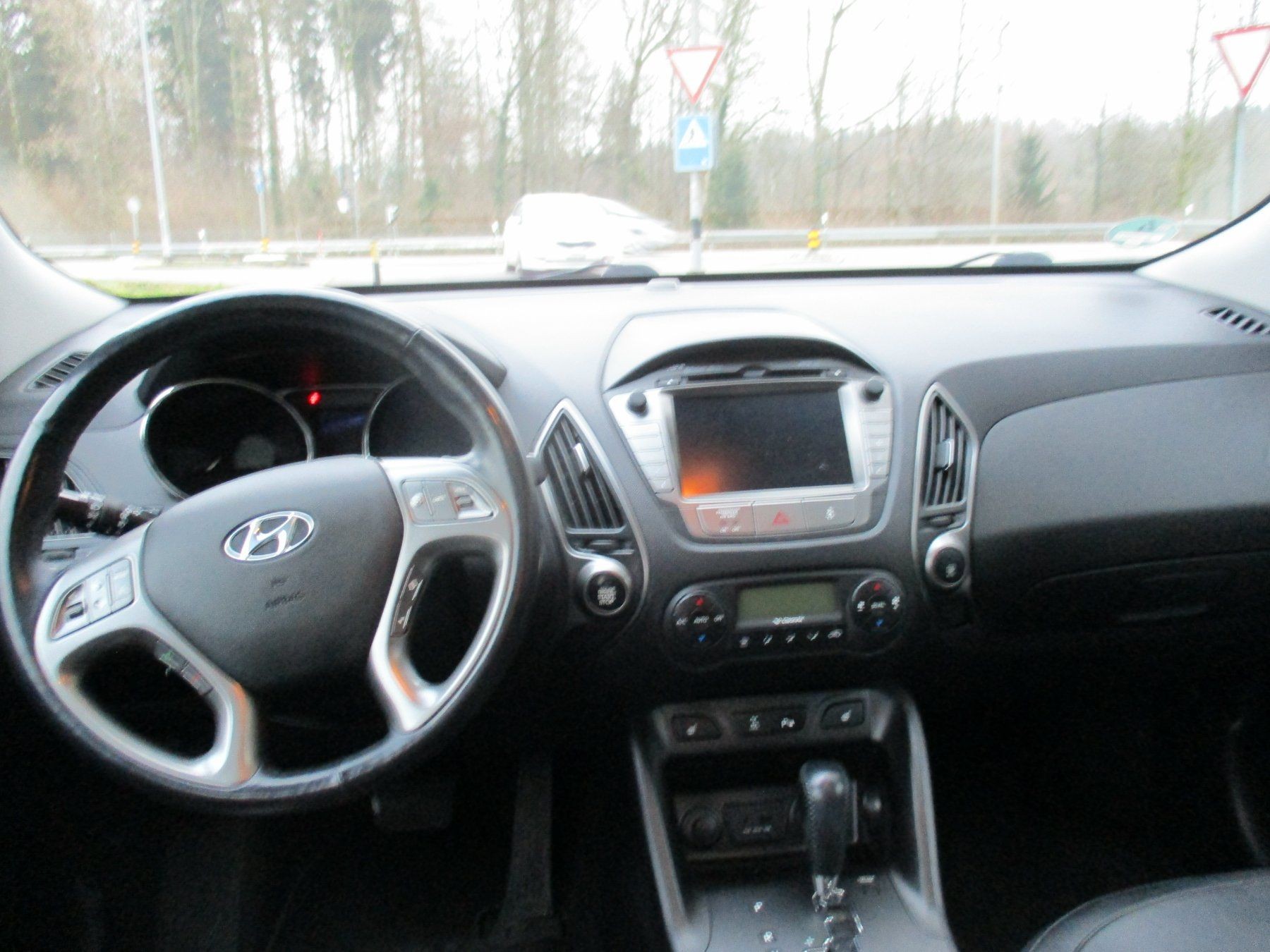 HYUNDAI iX 35 2.0 CRDi Premium 4WD Automatic-image-9