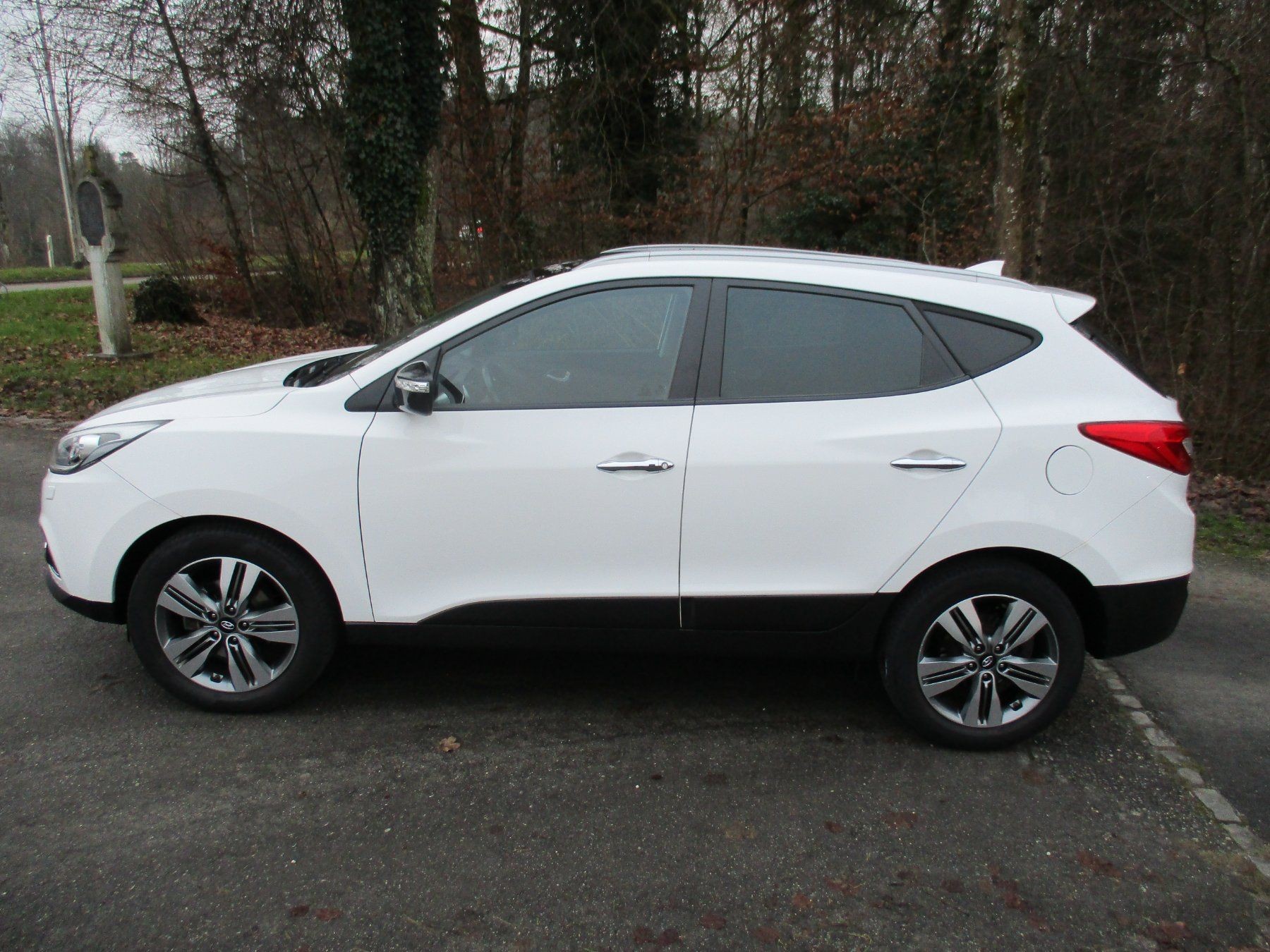 HYUNDAI iX 35 2.0 CRDi Premium 4WD Automatic-image-3