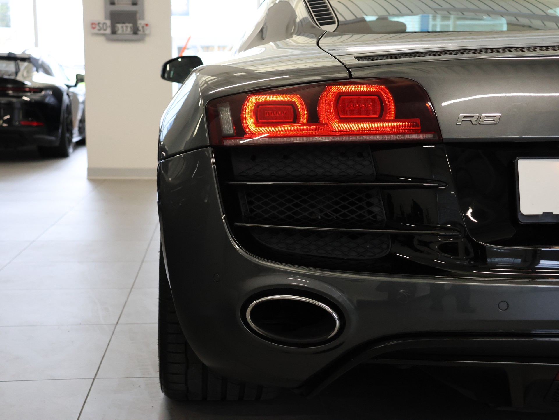 AUDI R8 Coupé 5.2 R-Tronic *Bang & Olufsen* *Rückfahrkamera* *Sportabgasanlage*-image-10