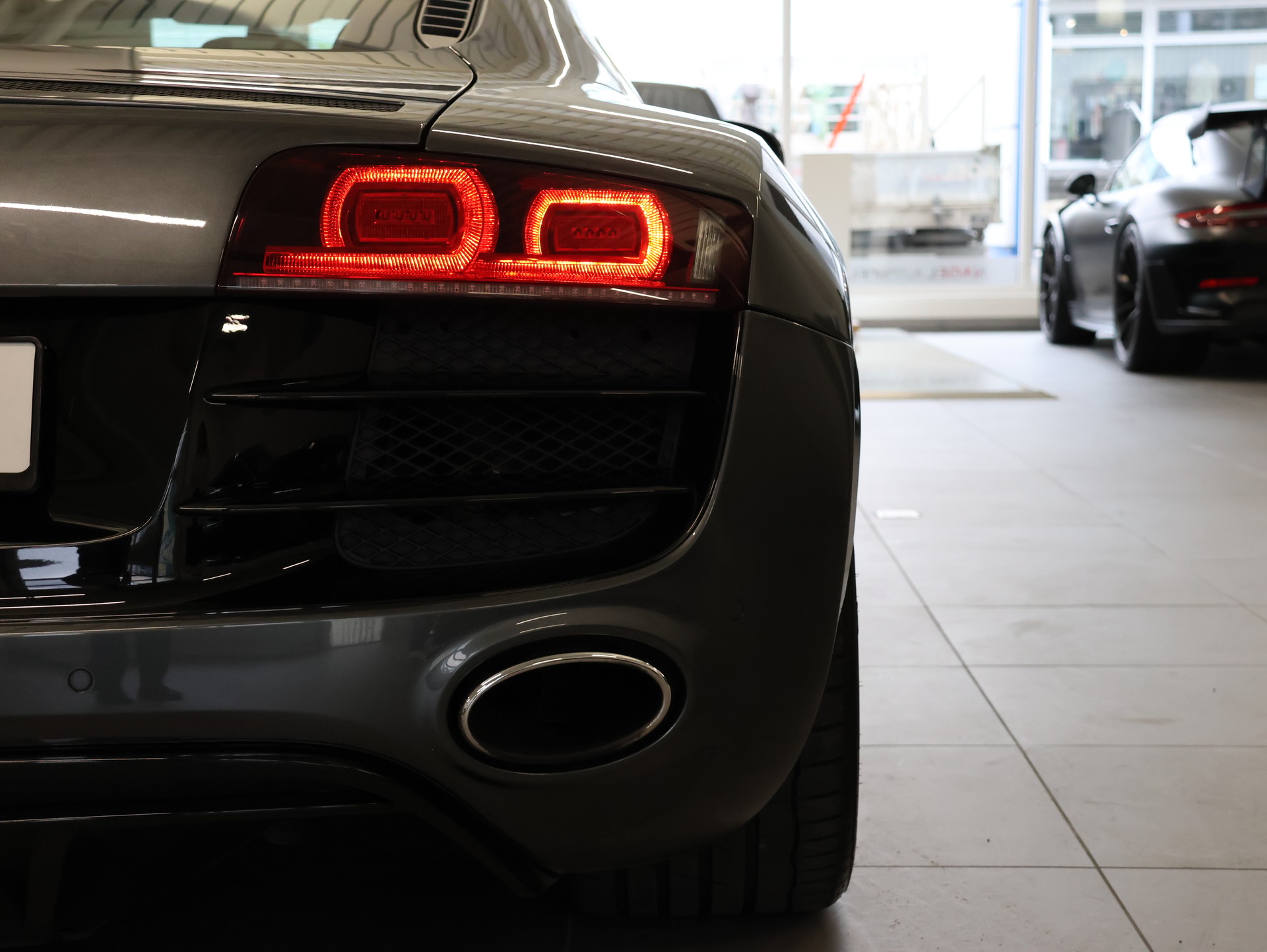 AUDI R8 Coupé 5.2 R-Tronic *Bang & Olufsen* *Rückfahrkamera* *Sportabgasanlage*-image-11