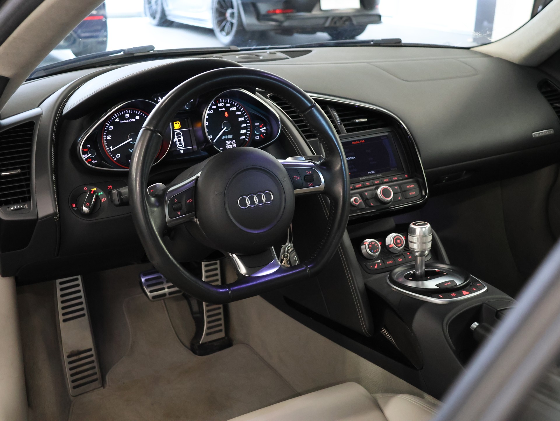 AUDI R8 Coupé 5.2 R-Tronic *Bang & Olufsen* *Rückfahrkamera* *Sportabgasanlage*-image-24