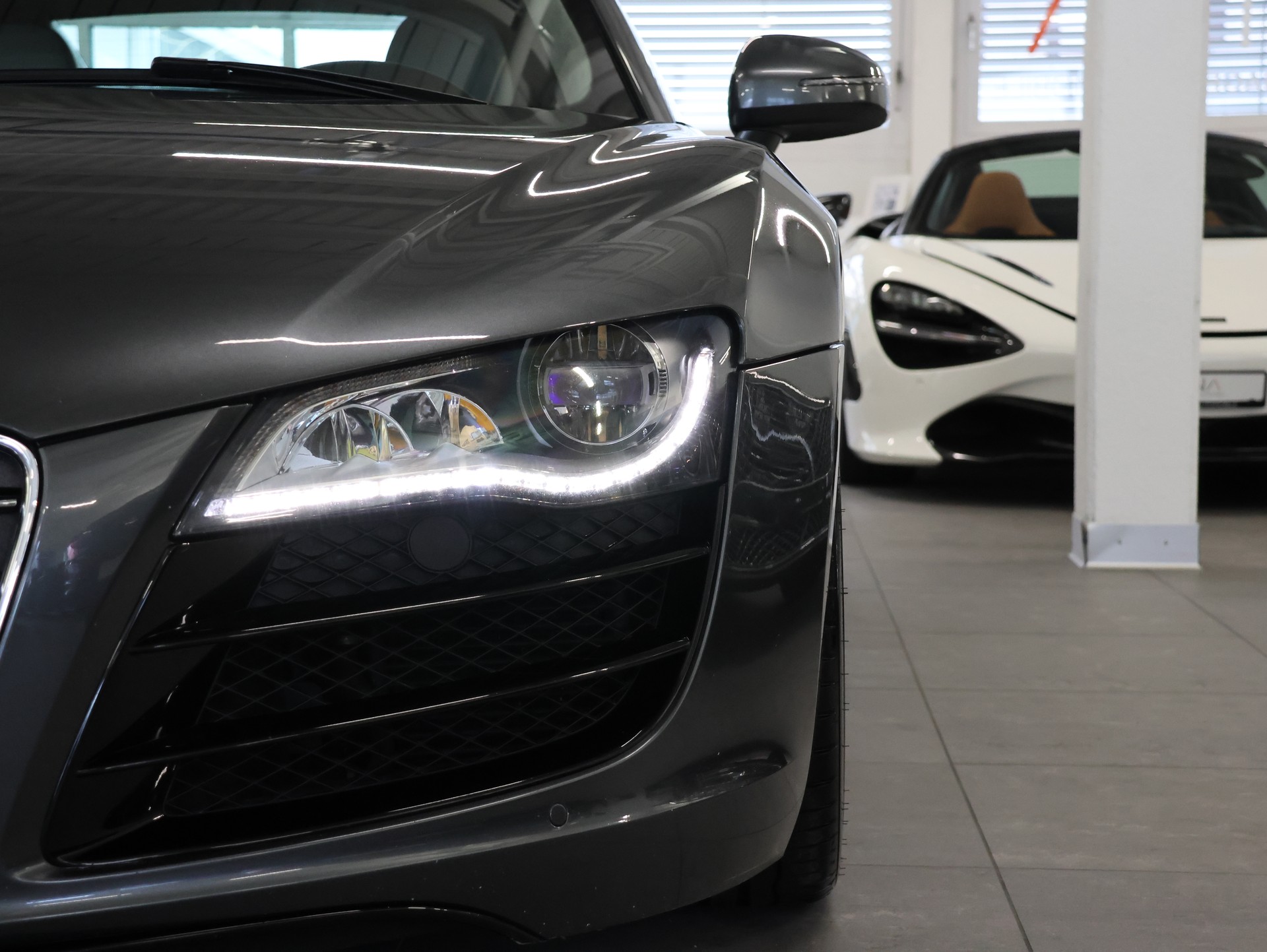 AUDI R8 Coupé 5.2 R-Tronic *Bang & Olufsen* *Rückfahrkamera* *Sportabgasanlage*-image-8