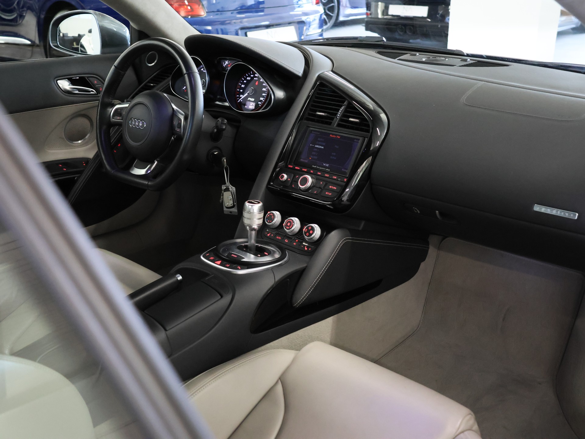 AUDI R8 Coupé 5.2 R-Tronic *Bang & Olufsen* *Rückfahrkamera* *Sportabgasanlage*-image-23