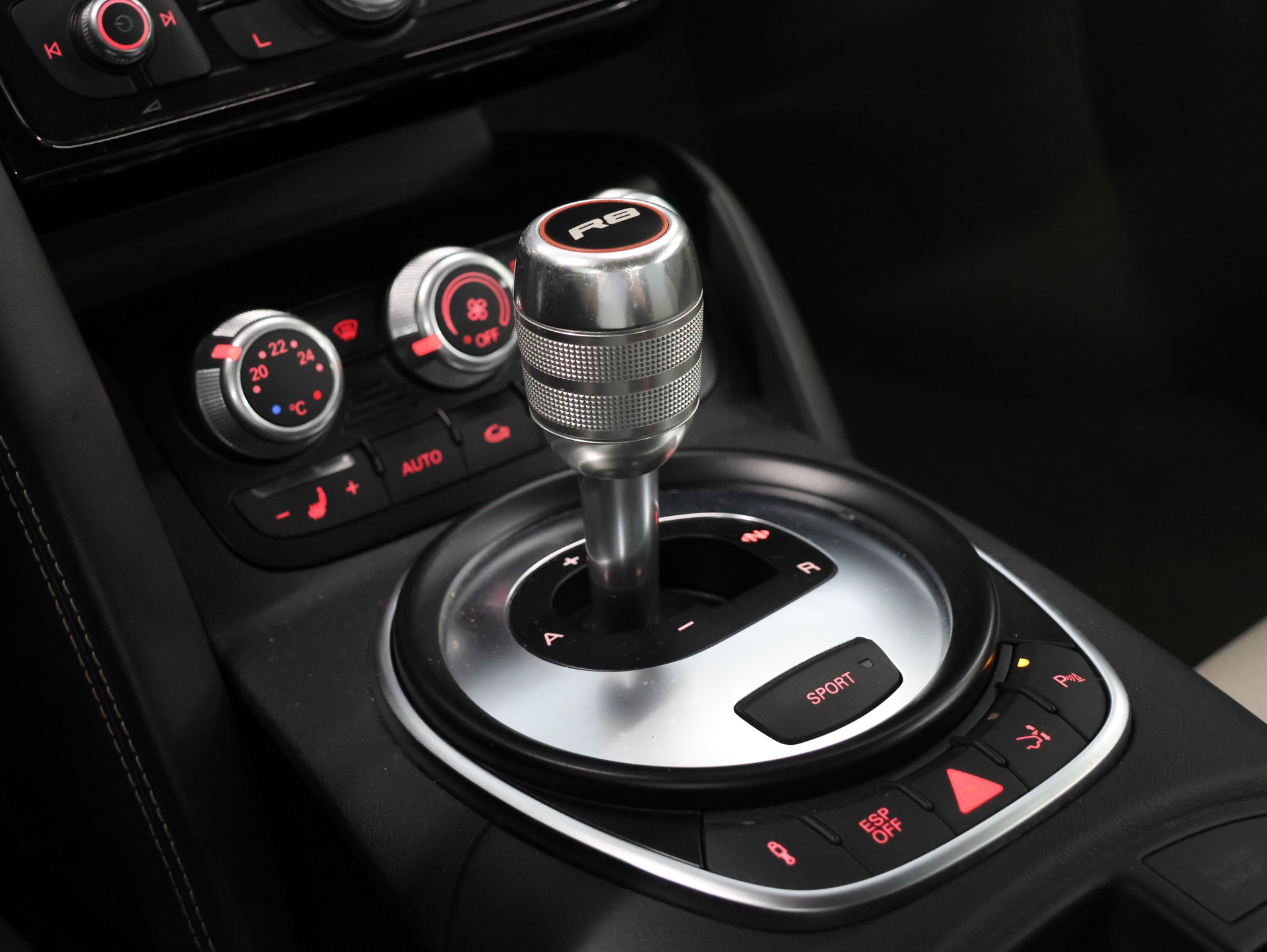 AUDI R8 Coupé 5.2 R-Tronic *Bang & Olufsen* *Rückfahrkamera* *Sportabgasanlage*-image-32