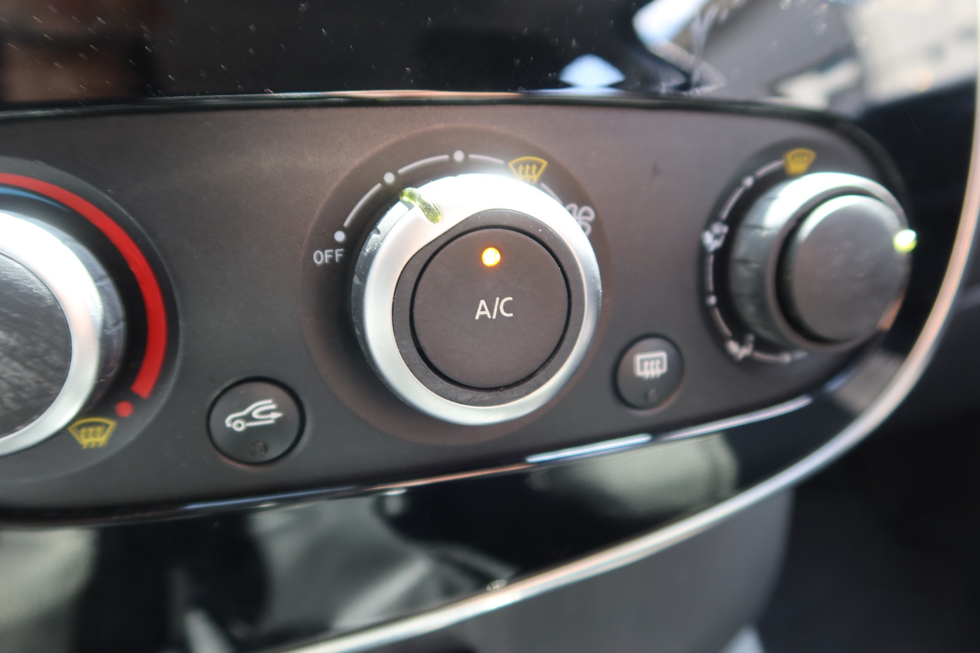 RENAULT Clio 0.9 Expression-image-11