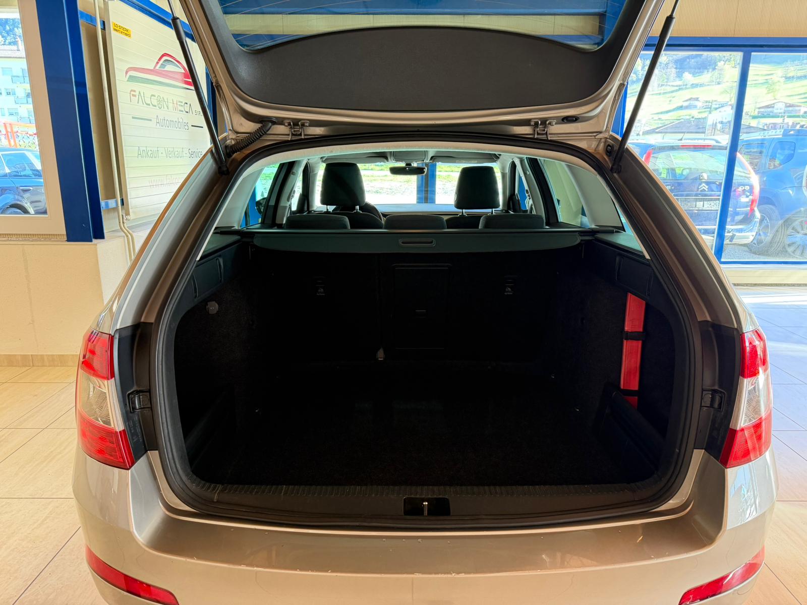 SKODA Octavia Combi 1.4 TSI Ambition DSG-image-11