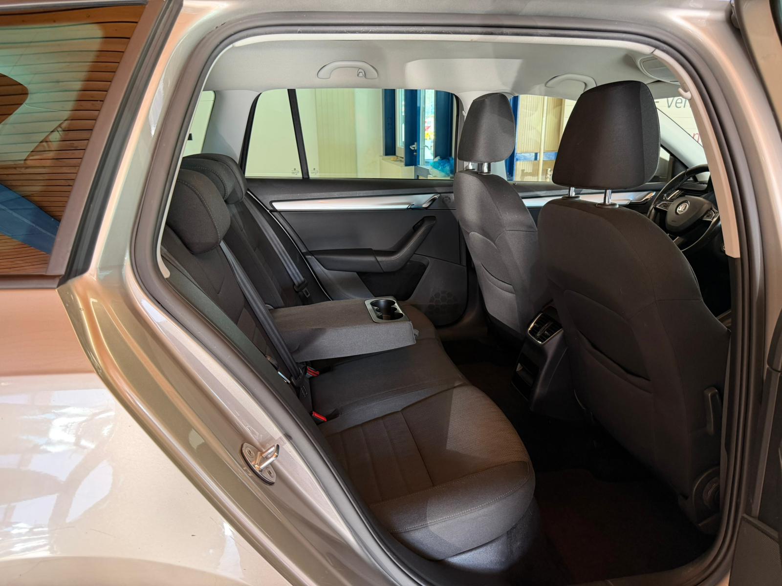 SKODA Octavia Combi 1.4 TSI Ambition DSG-image-20
