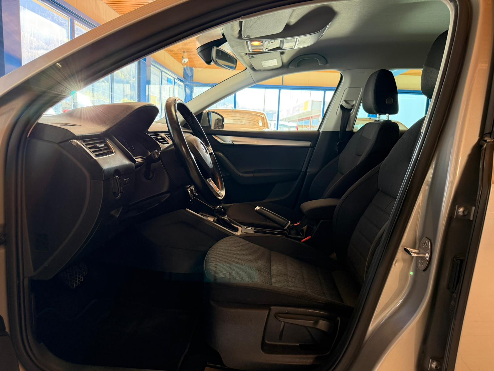 SKODA Octavia Combi 1.4 TSI Ambition DSG-image-12