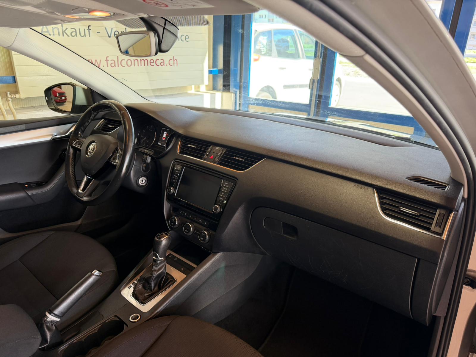 SKODA Octavia Combi 1.4 TSI Ambition DSG-image-17