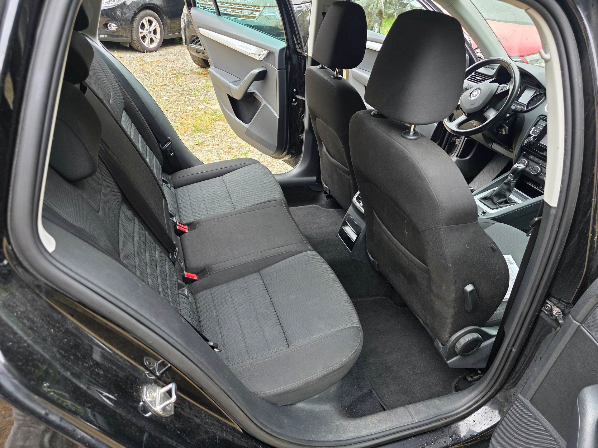 SKODA Octavia Combi 1.6 TDI Ambition 4x4-image-11