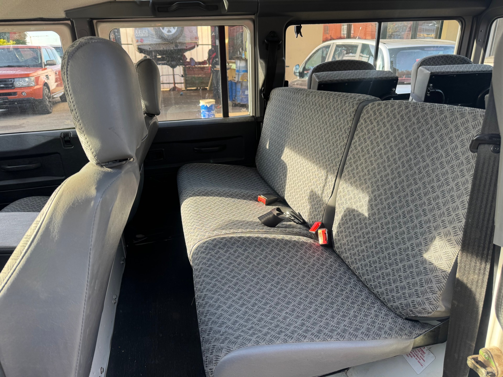 LAND ROVER Defender 110 SW 2.5 - 300 Tdi-image-7