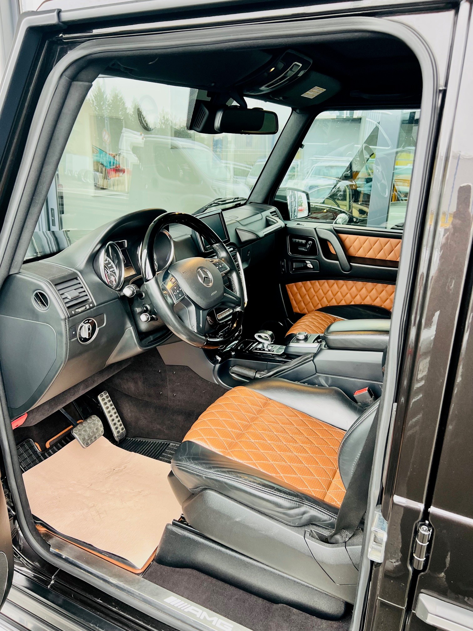 MERCEDES-BENZ G 63 AMG lang-image-3