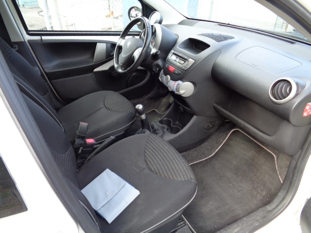 PEUGEOT 107 1.0 Active-image-9