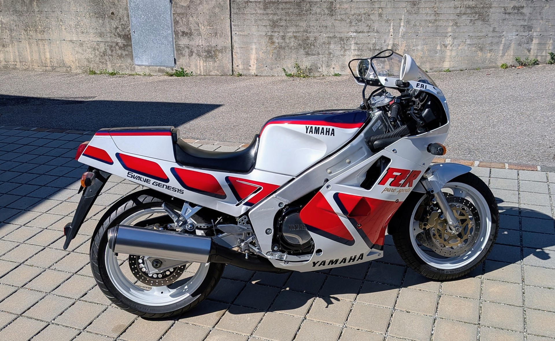 YAMAHA FZR 1000-image-1