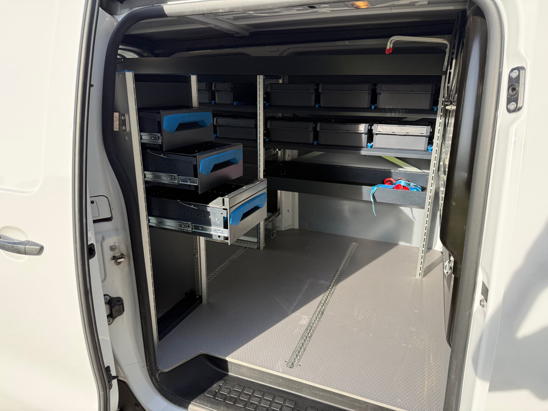 PEUGEOT Expert 1.5 BlueHDi 120 S&S Standard-image-18
