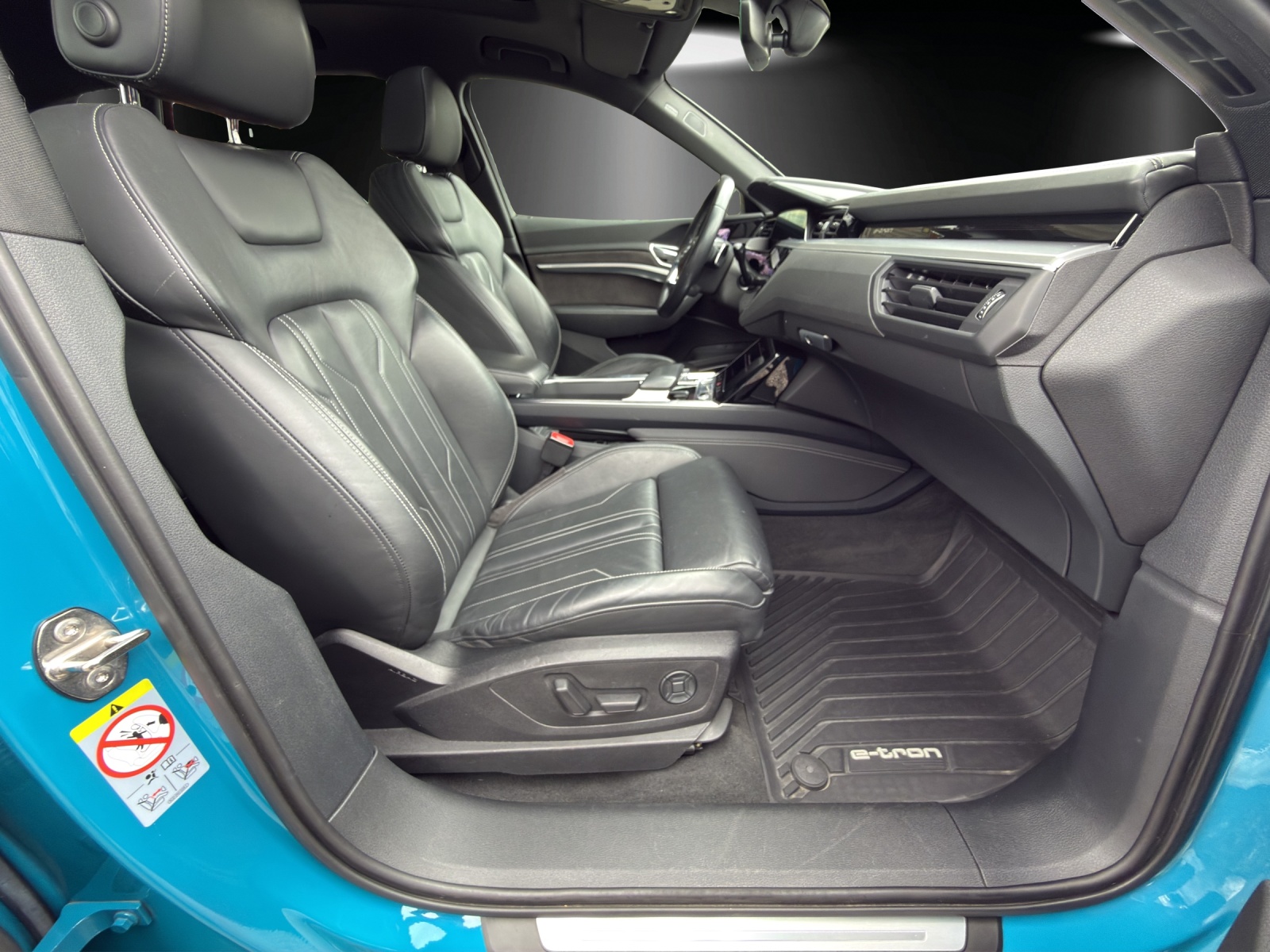 AUDI e-tron 55 Advanced quattro-image-8