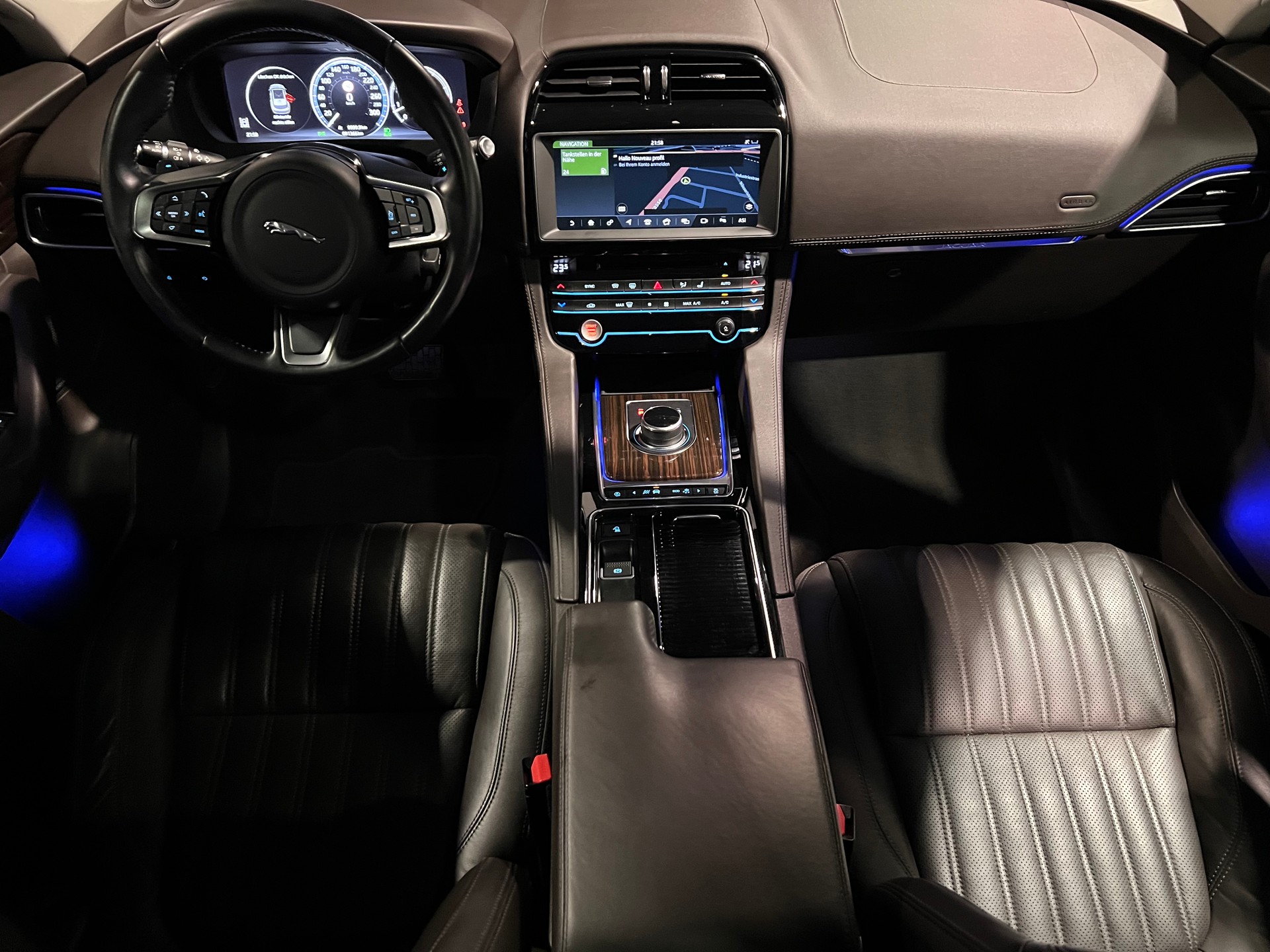 JAGUAR F-Pace 30t 2.0 Prestige AWD Automatik-image-9