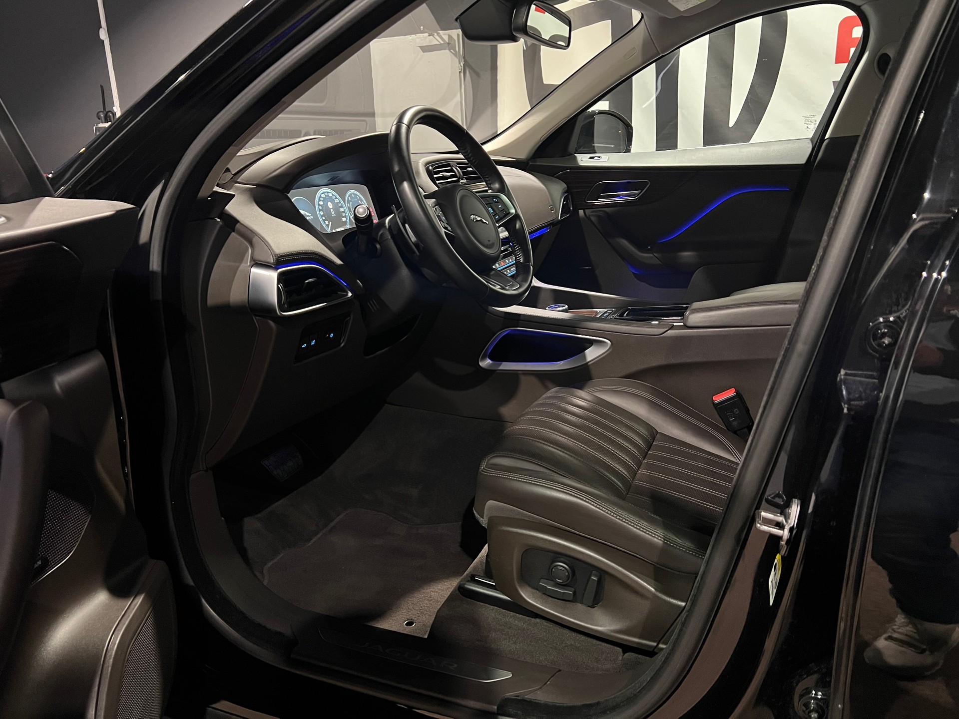 JAGUAR F-Pace 30t 2.0 Prestige AWD Automatik-image-11
