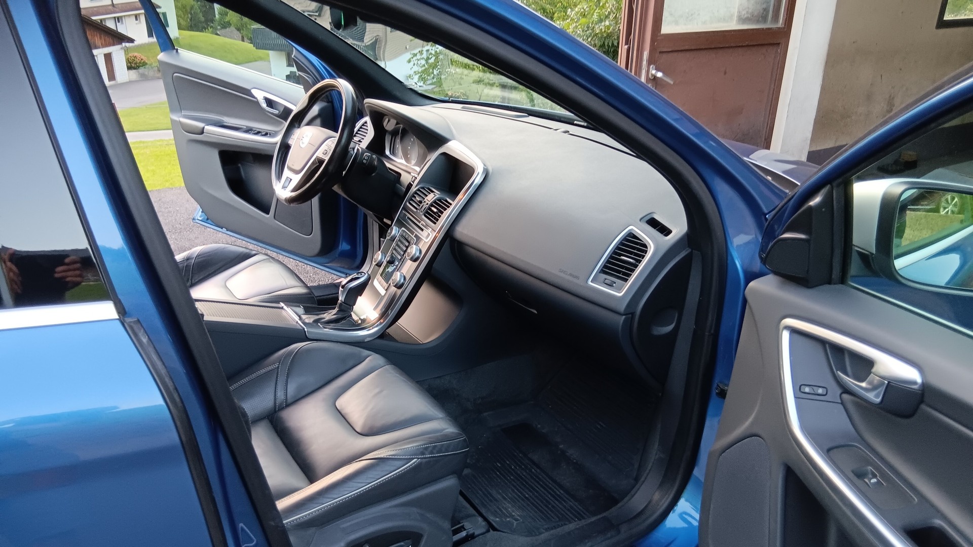 VOLVO XC60 T5 AWD Momentum R-Design Geartronic-image-9