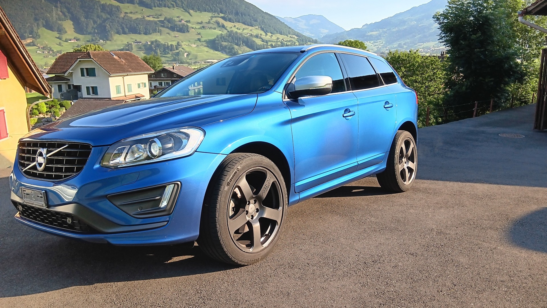 VOLVO XC60 T5 AWD Momentum R-Design Geartronic-image-0