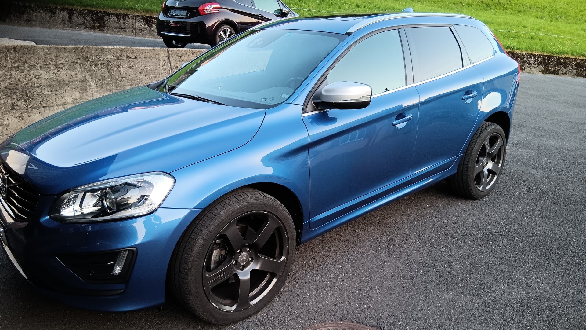 VOLVO XC60 T5 AWD Momentum R-Design Geartronic-image-1