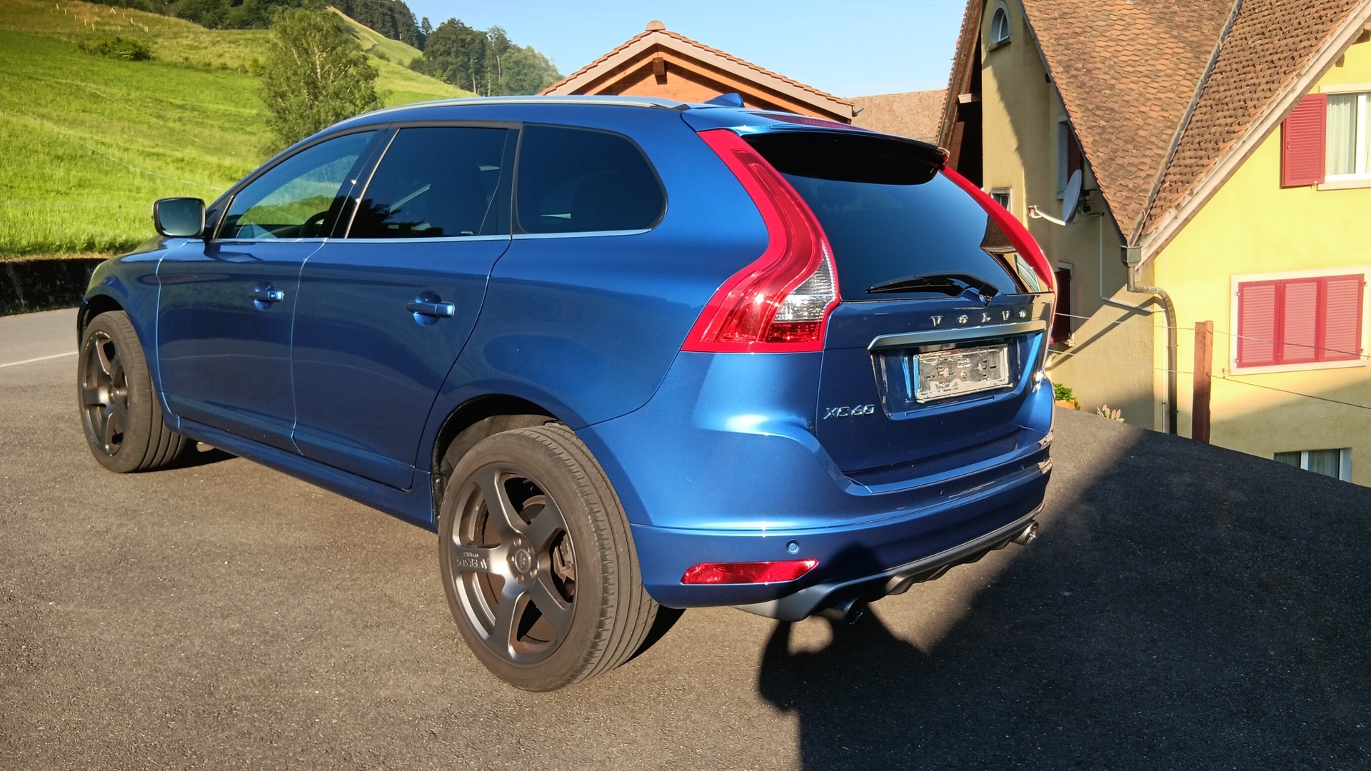 VOLVO XC60 T5 AWD Momentum R-Design Geartronic-image-3