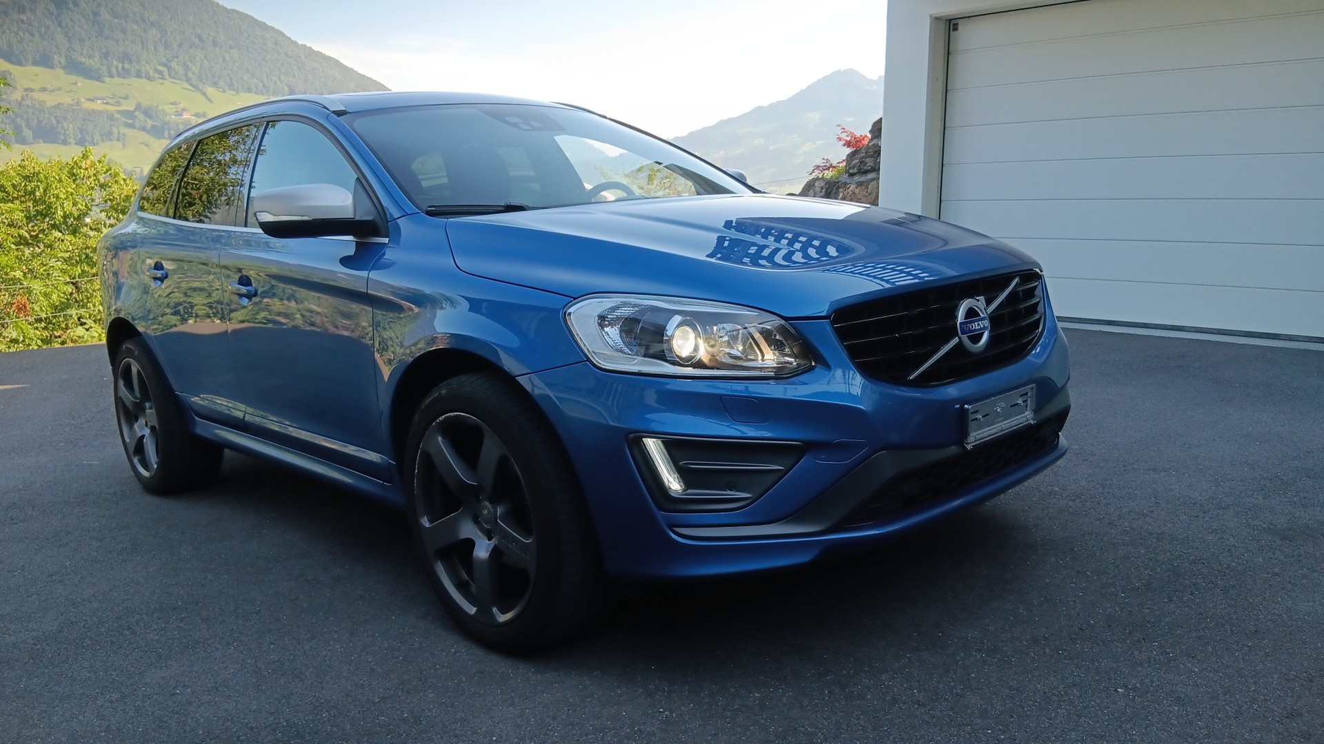 VOLVO XC60 T5 AWD Momentum R-Design Geartronic-image-2