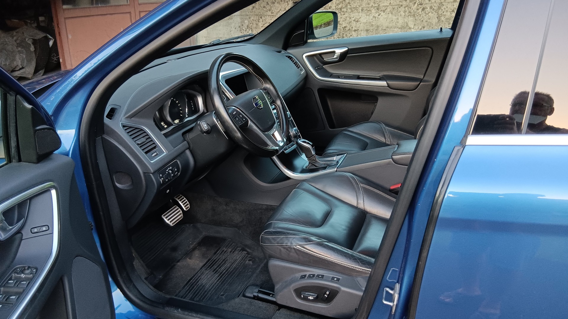 VOLVO XC60 T5 AWD Momentum R-Design Geartronic-image-8