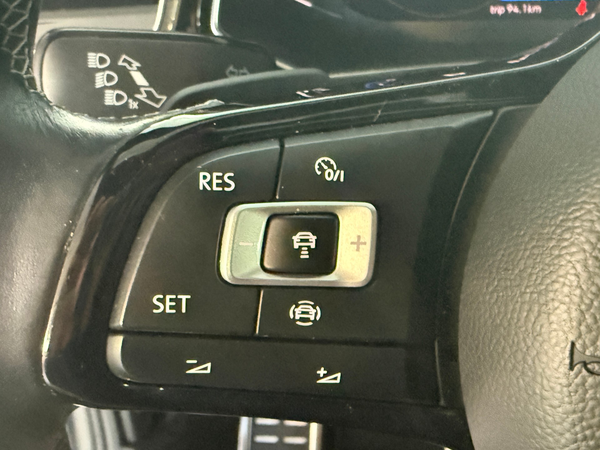 VW T-Roc 2.0 TSI R DSG 4Motion ***1. Hand**CH-Fahrzeug***Panoramadach***Neue Bremsen vorne+hinten***-image-11